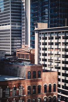 市中心充满活力，建筑风格多元，既有现代摩天大楼，也保留着历史悠久的砖砌建筑