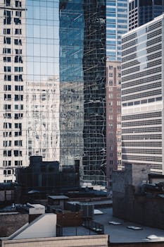 芝加哥市中心的反光摩天大楼展现了现代建筑与城市设计