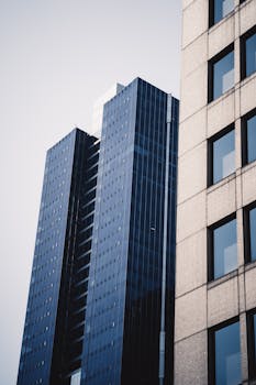 从低角度拍摄的芝加哥市中心现代摩天大楼，展现了建筑设计之美