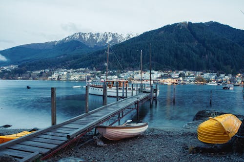 Dock En Bois Brun Sur Le Bord De Mer