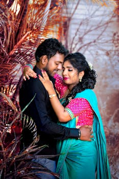 一对情侣在郁郁葱葱的户外深情拥抱，显得十分浪漫