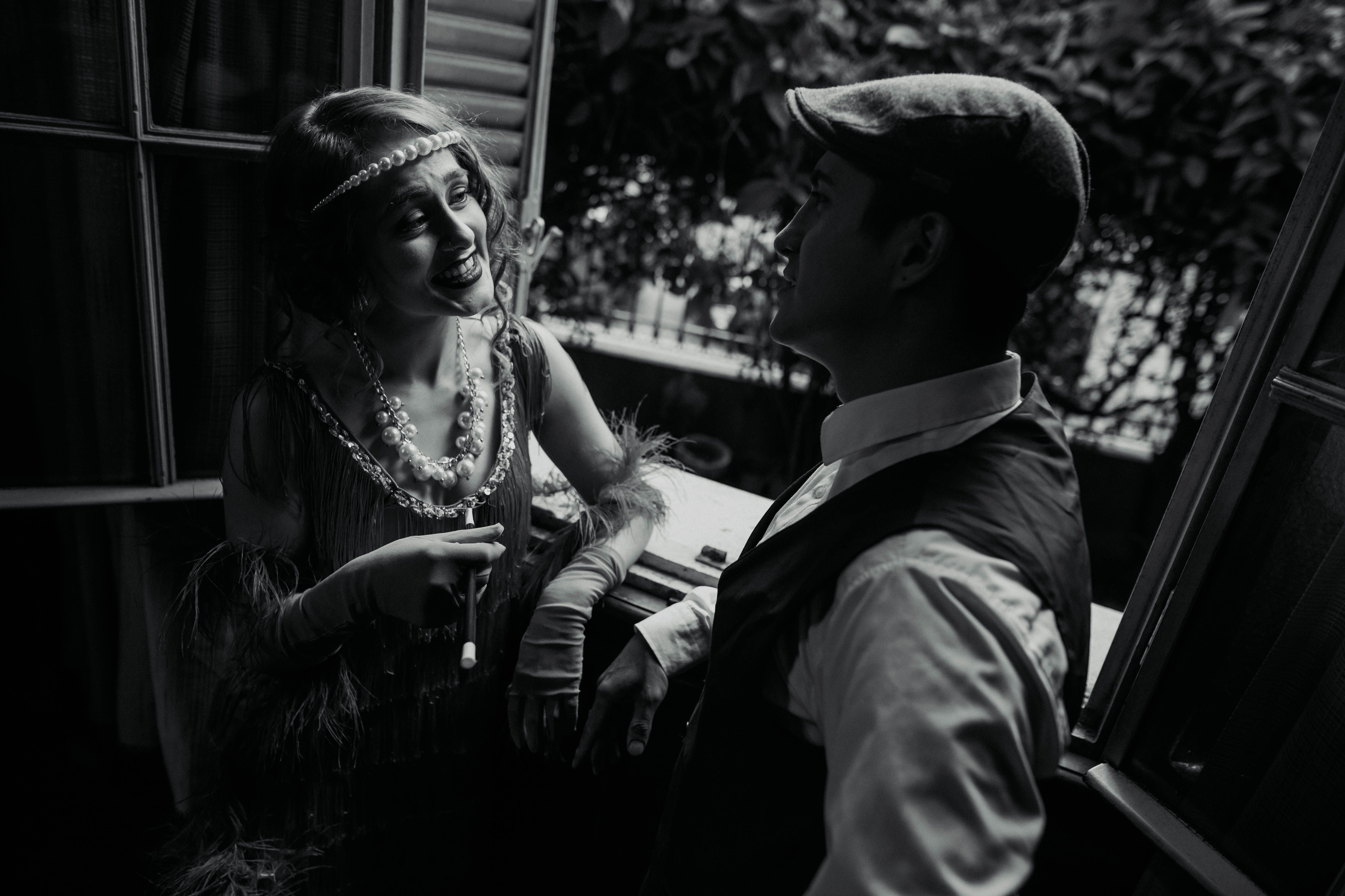 Black and white vintage photo of models in 1920s attire in Buenos Aires.