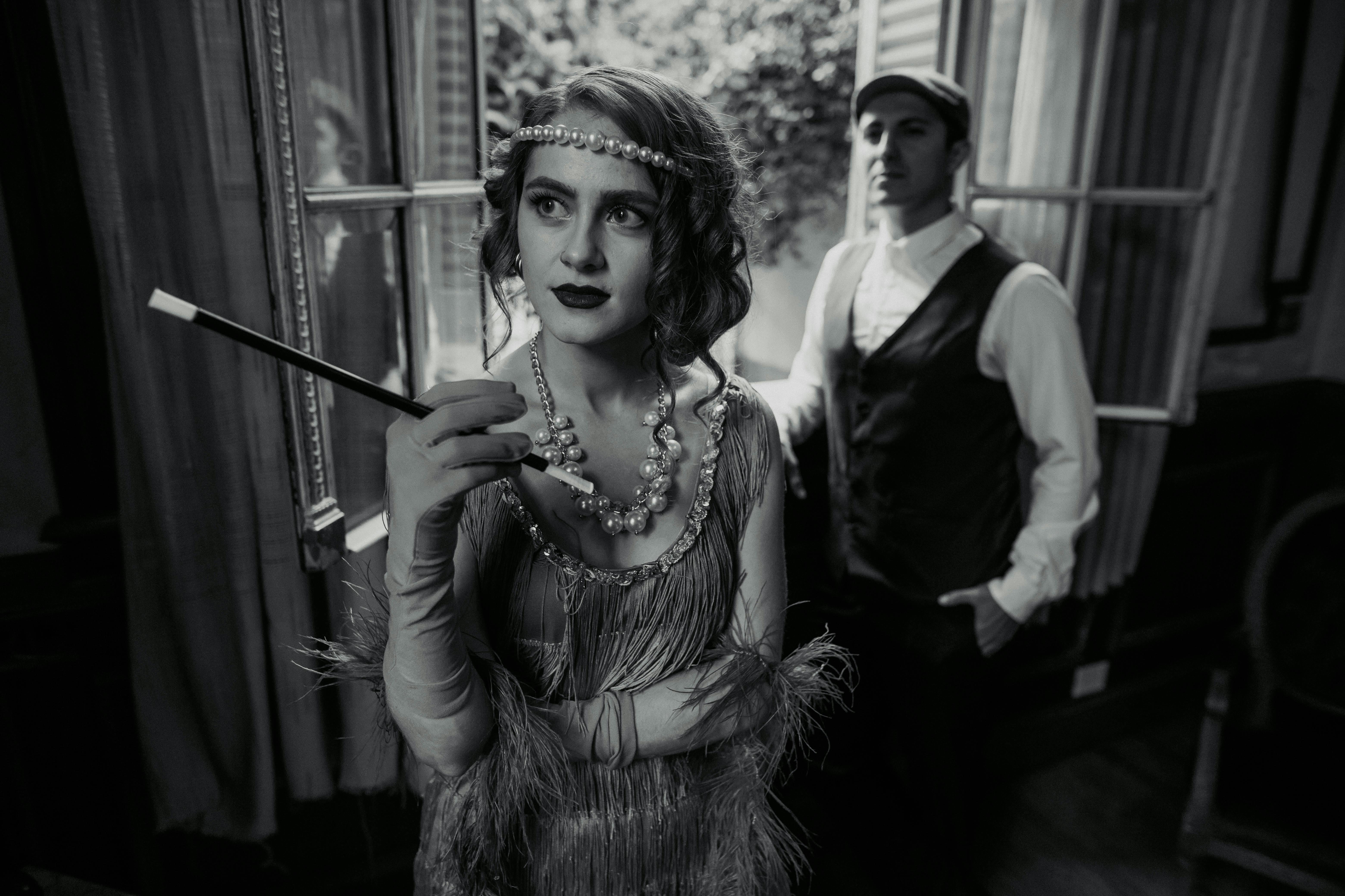 Elegant couple in 1920s attire, capturing the vintage essence in Buenos Aires.