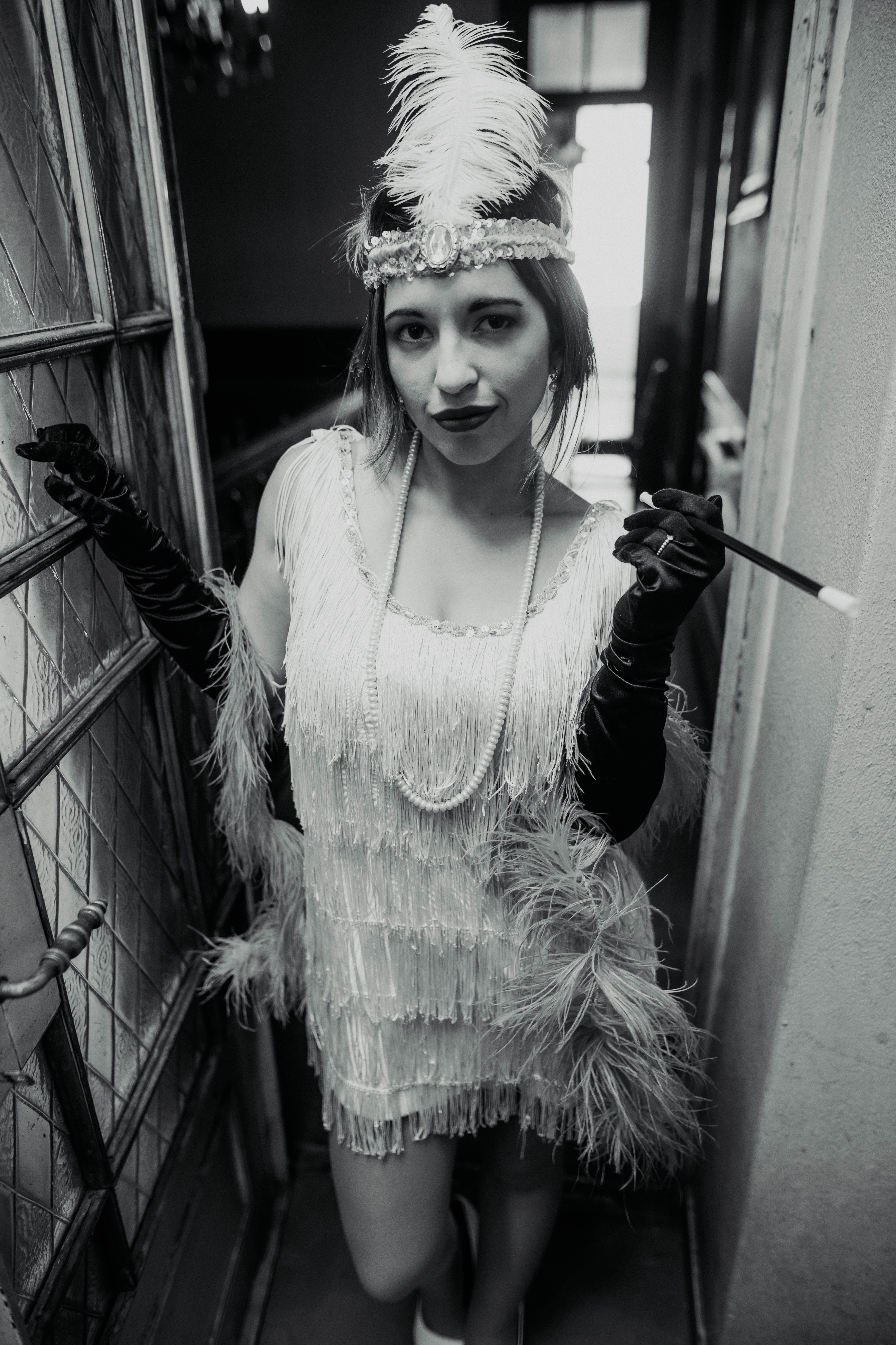 Elegant flapper woman in 1920s attire, Buenos Aires elegance captured in a vintage setting.
