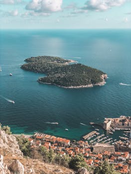 明亮的天空下，郁郁葱葱的岛屿与充满活力的沿海城市构成了一幅令人惊叹的鸟瞰图