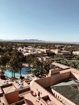 这组令人惊叹的度假村航拍照片，展现了屋顶景观与棕榈树，非常适合旅游和旅行主题