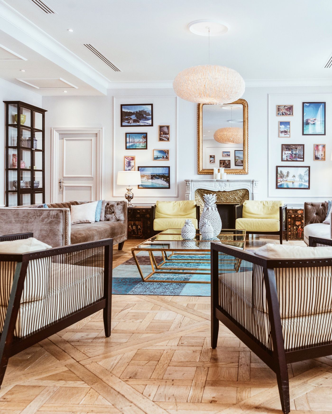 Salon contemporaneo con chimenea y grandes ventanales en Paris