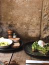 巴黎咖啡馆的乡村早餐包括鳄梨吐司、面包和鸡蛋