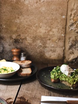 巴黎咖啡馆的乡村早餐包括鳄梨吐司、面包和鸡蛋