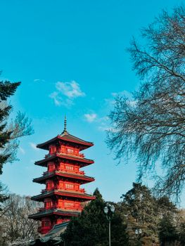 蔚蓝的天空下，一座红塔楼被绿树环绕，景色迷人