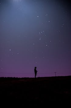 在德国莱茵斯堡充满活力的星空下，有一个人的剪影