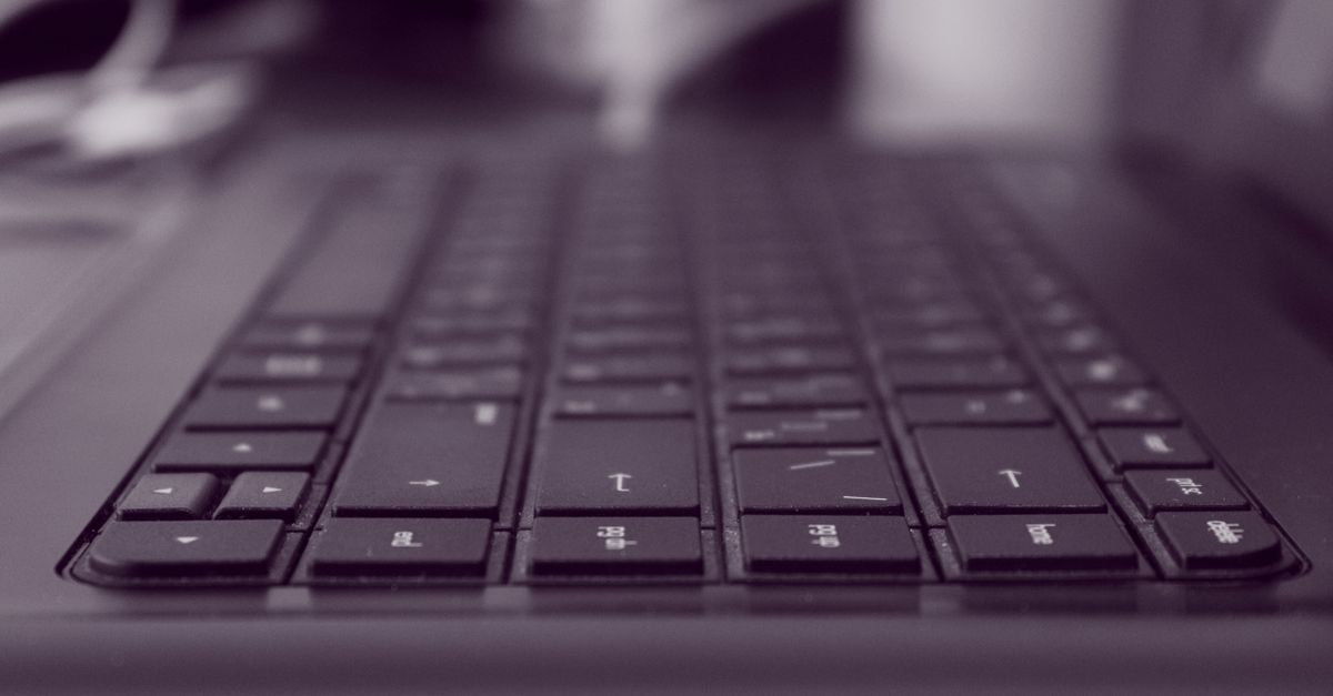 Un teclado negro en foco, mostrando una profundidad de campo reducida. Perfecto para imágenes tecnológicas.