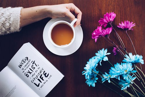 Persona Che Tiene Tazza Di Caffè