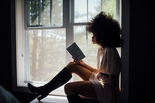 Mulher Sentada Na Janela Lendo Um Livro