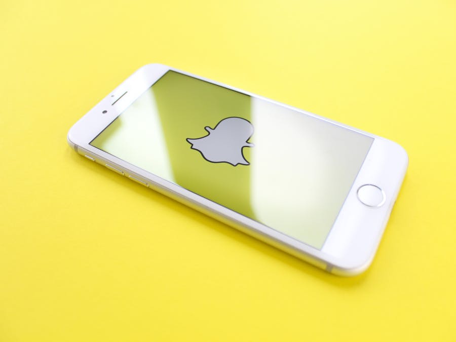 How social media affect communication?