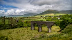 爱尔兰丁格尔郁郁葱葱的田野和山脉中，有一座历史悠久的高架桥