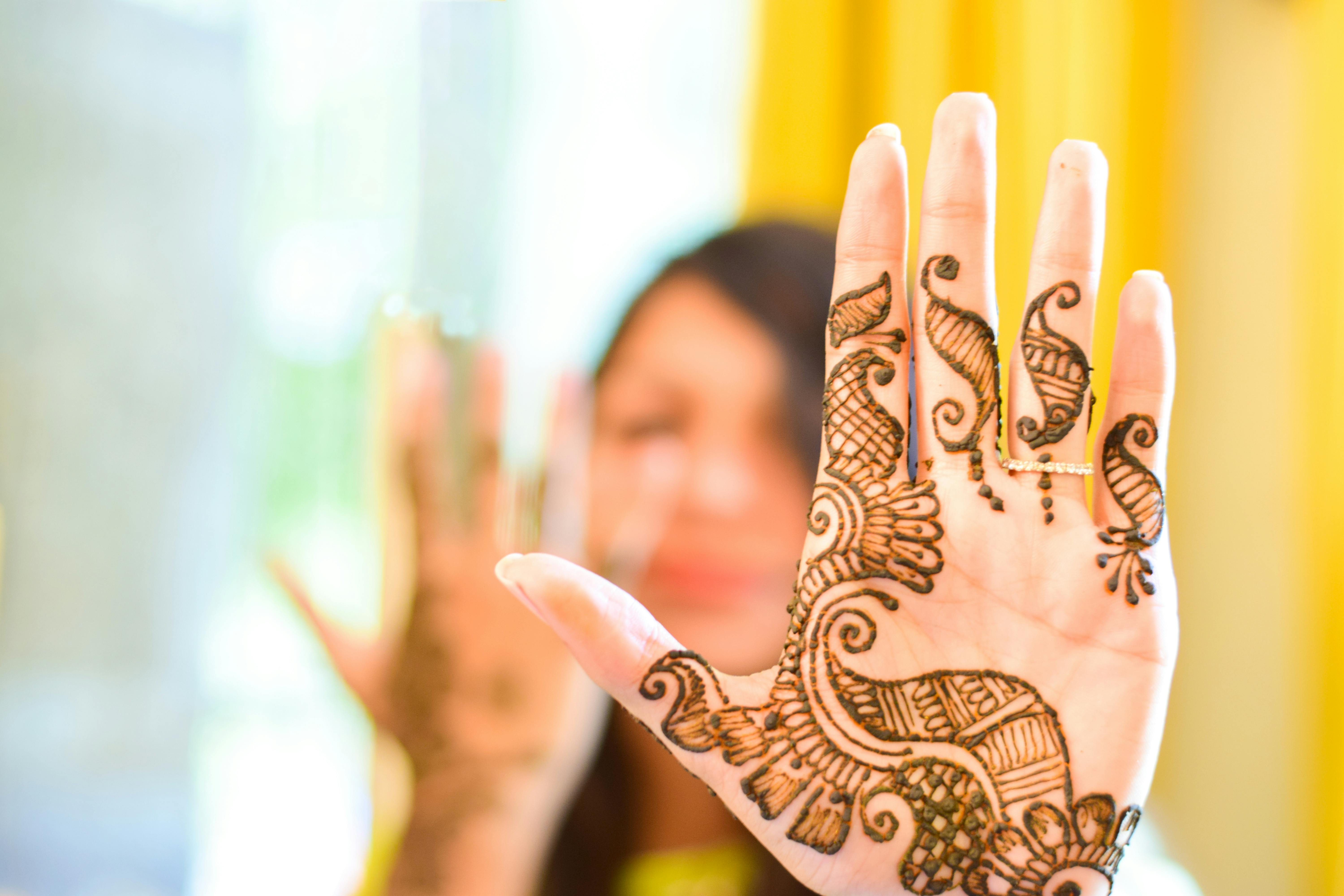MAURITIUS, mehndi or henna designs cover the hands of women at a Hindu  wedding in the town of Surina Stock Photo - Alamy