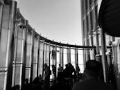 游客们在哈利法塔的观景台上聚集，俯瞰着迪拜的全景