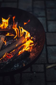 晚上，温暖诱人的火坑里燃着发光的火焰和木柴