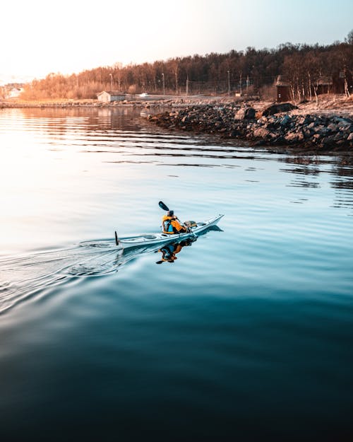 Gratis Orang Yang Mengendarai Kayak Foto Stok