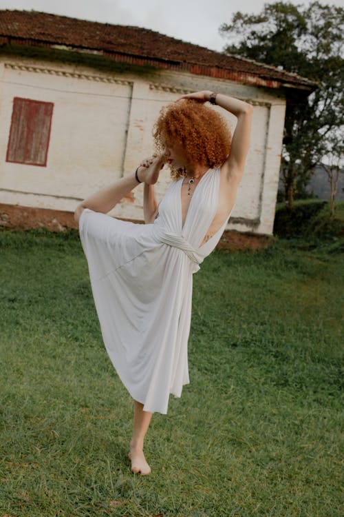 Mujer Con Vestido Blanco A Media Pierna Con Cuello Halter · Foto de stock  gratuita