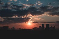 日落时分，城市的景观令人惊叹，建筑的轮廓与引人注目的云层交相辉映