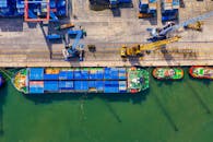 航拍照片展示了印度尼西亚北雅加达繁忙港口充满活力的货运业务