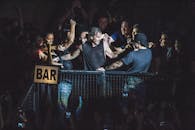 兴奋的观众在现场音乐会上充满活力地欢呼享受