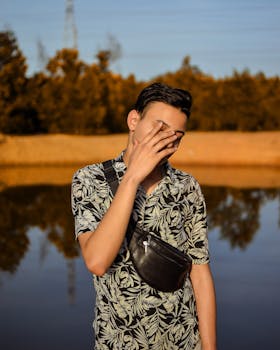 夏日湖边，身着时尚服装的年轻人摆出姿势，展现现代风尚