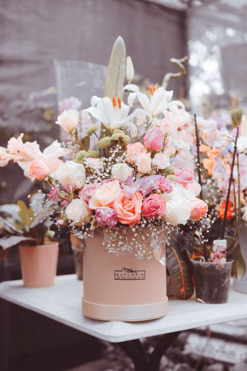 Veelkleurige Bloemen Op Beige Keramische Pot