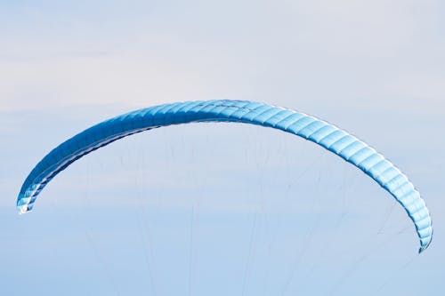 免費 藍滑翔傘 圖庫相片
