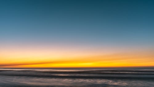 Ondas Do Mar Durante A Golden Hour