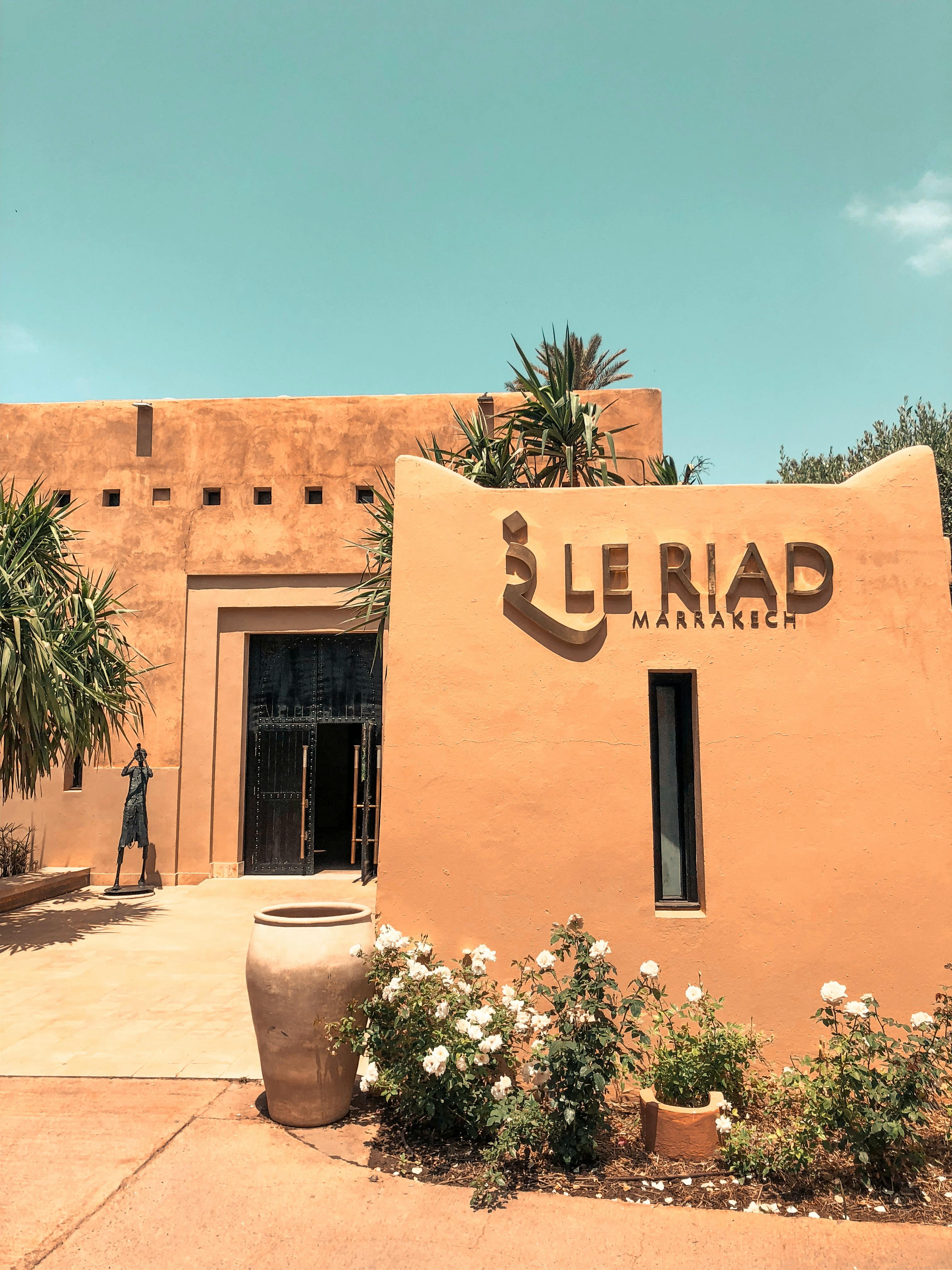 探索摩洛哥马拉喀什勒里亚德令人惊叹的建筑，它坐落在沙漠风格的景观之中