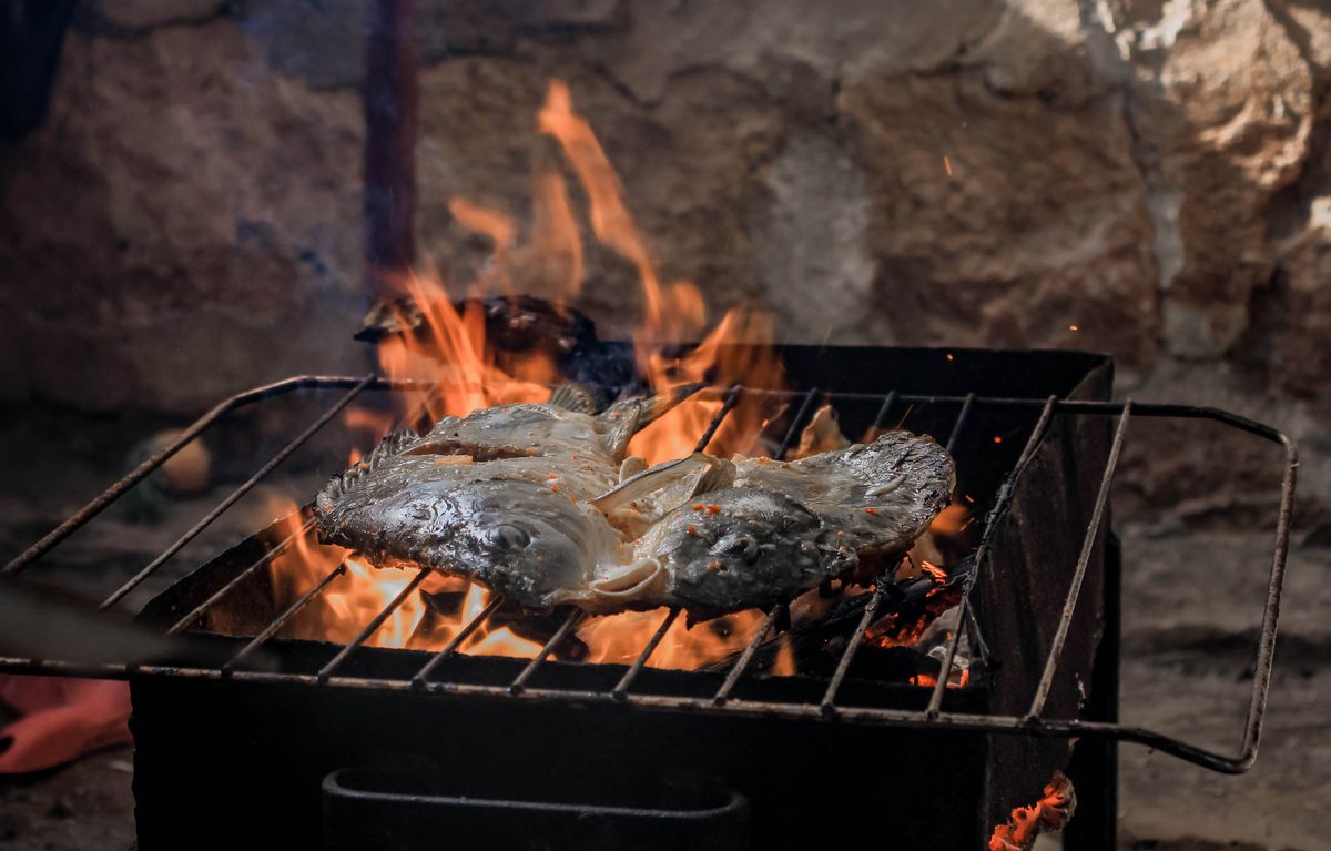 Heringe grillen auf einem heißen Grillrost