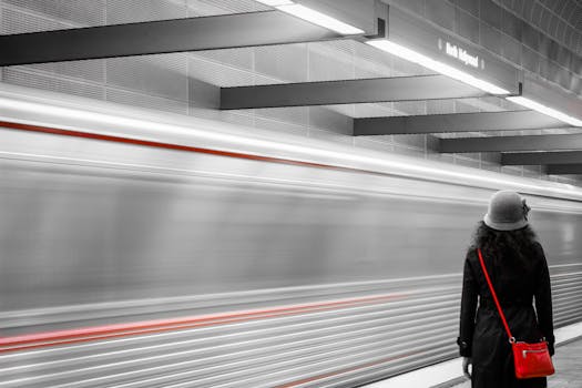 在北好莱坞地铁站，一名女子注视着飞驰而过的火车，捕捉着城市交通的动态