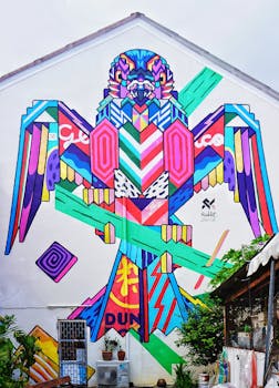 泰国普吉岛一栋建筑上有一幅彩色几何街头艺术壁画