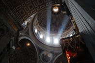 阳光透过大教堂的圆顶，凸显出它华丽的设计