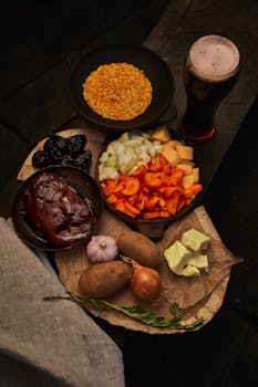 这道丰盛炖菜的新鲜食材包括肉、蔬菜和香料