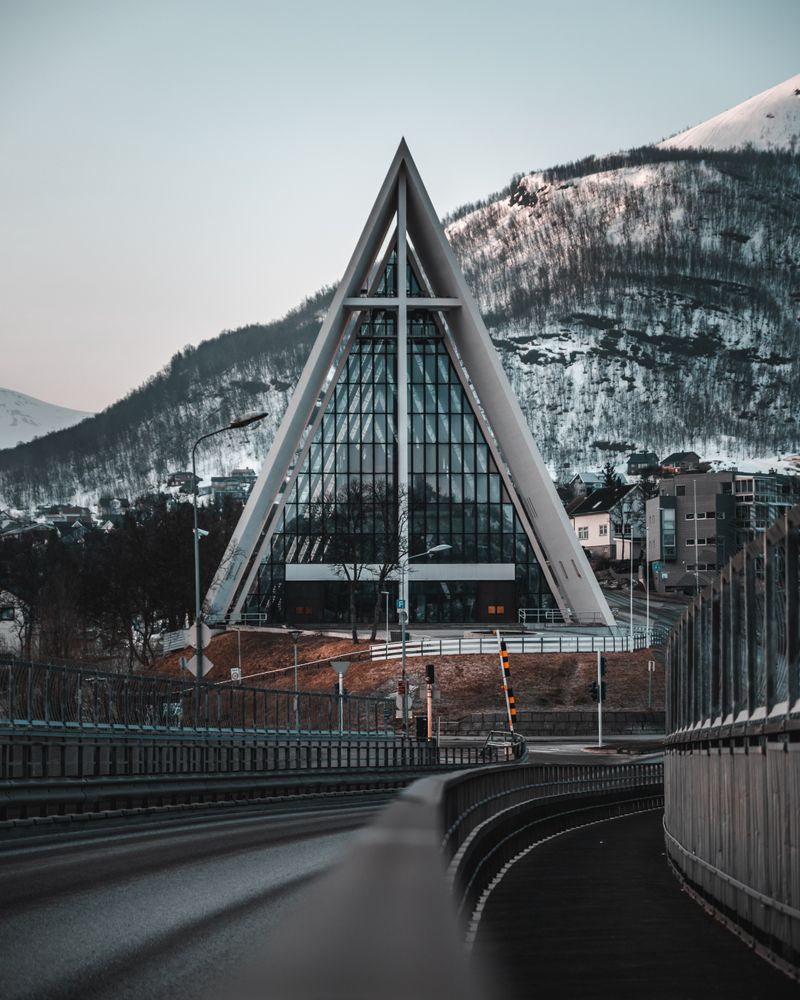 Catedrala Arctică albă din Tromsø, cu munte în fundal