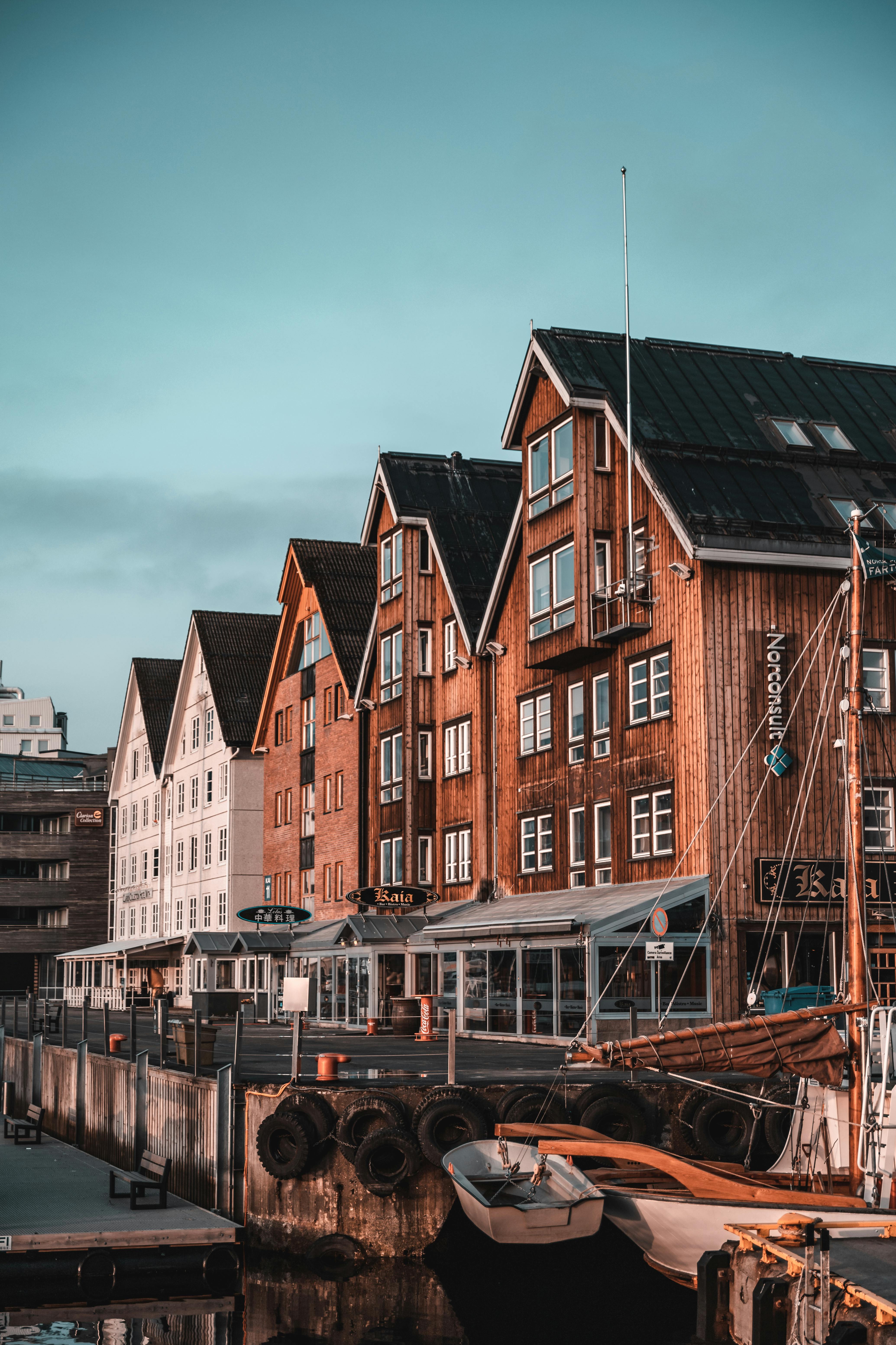 运河沿岸迷人的木制建筑和船只，构成了美丽的海滨景观，非常适合旅行爱好者