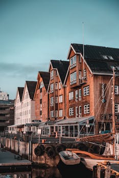 运河沿岸迷人的木制建筑和船只，构成了美丽的海滨景观，非常适合旅行爱好者