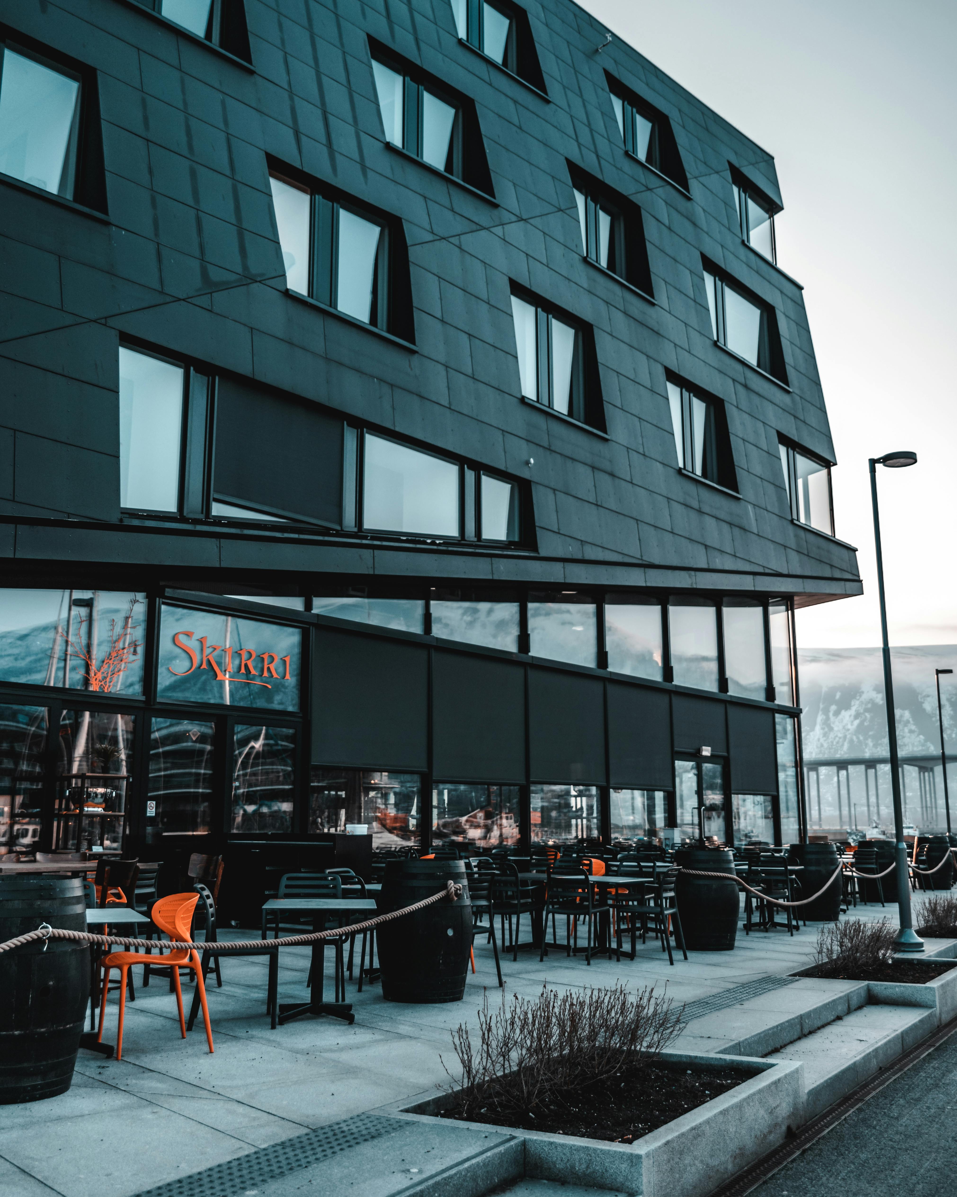 当代建筑设有户外咖啡区，展现了现代城市设计