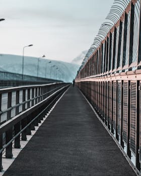 一座时尚的城市桥梁在黎明时分以忧郁的色调捕捉到逐渐消失的透视点