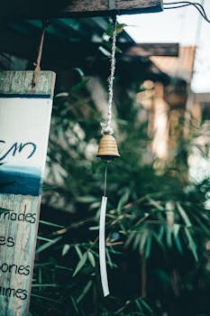 在越南大叻宁静的户外环境中，有一座以绿色植物为背景的乡村吊钟