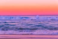 澳大利亚新南威尔士州入口北的海浪上，日落景色令人惊叹，色调充满活力