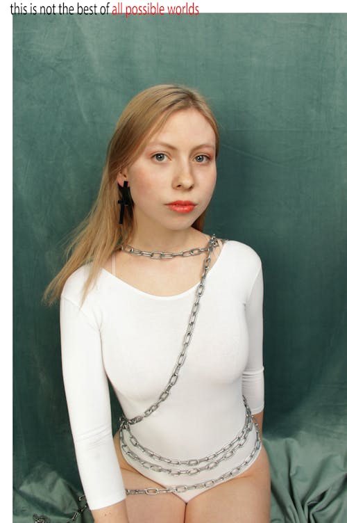 бесплатная Женщина в белом комбинезоне с длинными рукавами и серыми стальными цепями Стоковое фото