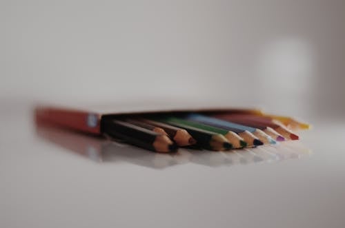 彩色的铅笔在白色的表面上设置