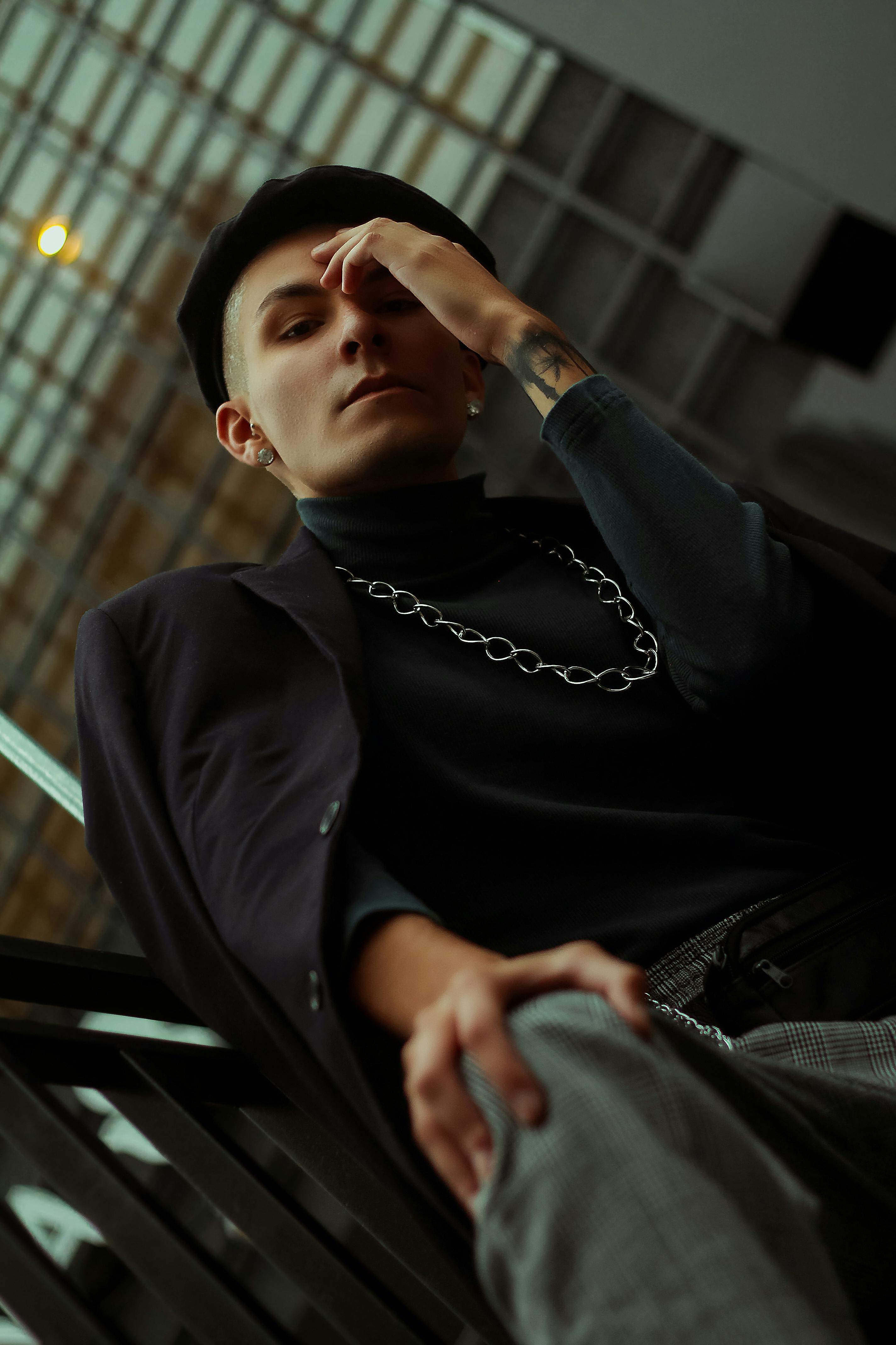 Kostenlos Mann Hält Sein Knie Und Seinen Kopf Stock-Foto