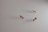 艺术特写：光滑白色背景上的金属金拇指图钉