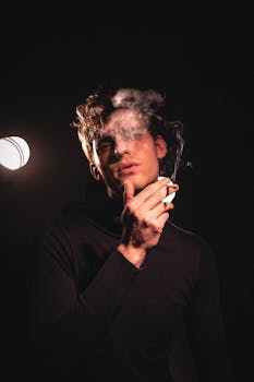 一幅以戏剧性灯光和烟雾效果突出的吸烟男子肖像